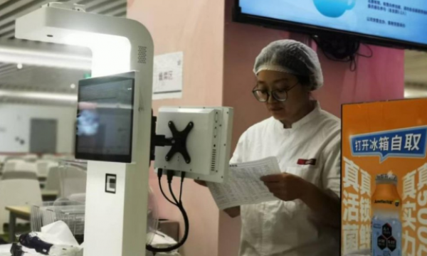 纵观华夏 “机器人大厨”掌勺智能厨房  ——上海吉祥航空员工