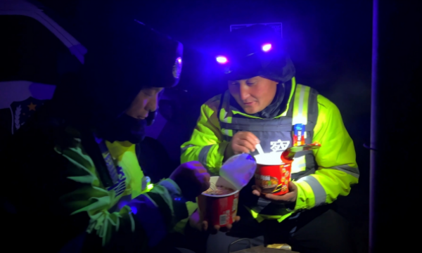 纵观华夏 新疆乌恰:交警深夜保畅，为群众送“爱心餐”！